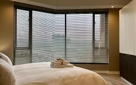 Deluxe Fully Furnished Apartment In Menlyn Maine Residence 1209